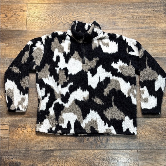 Eddie Bauer Tops - Eddie Bauer Black and Tan Fleece desert camo heavyweight